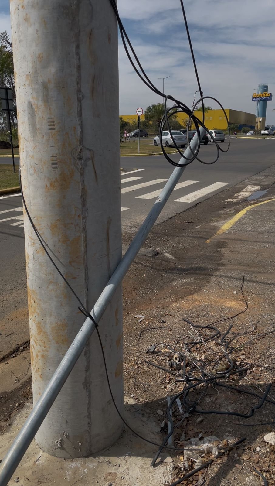 Prefeitura de Salto notifica empresas de telefonia por cabos soltos em vias públicas