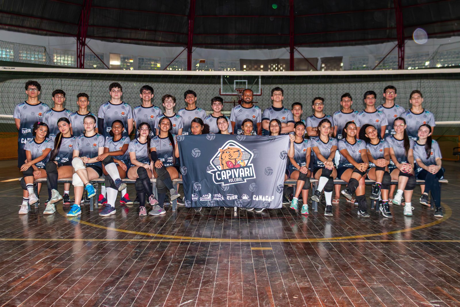 Capivari entrega novos uniformes de treino a alunos de vôlei