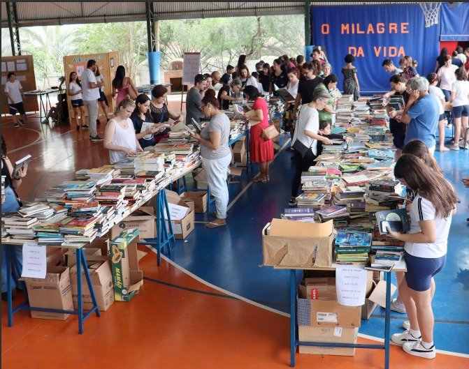 Colégio Almeida Júnior realiza Sebo Literário durante Expo Educativa 2025